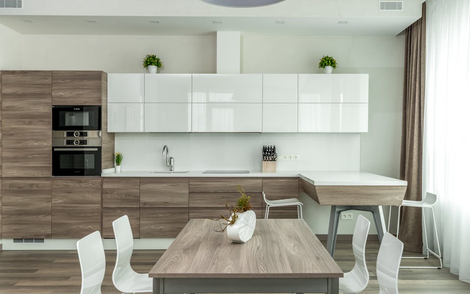 Cuisine design : comment harmoniser meubles et plan de travail ?