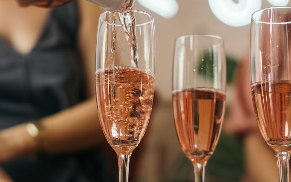 Quelle est la différence entre un champagne rosé et un champagne classique ?